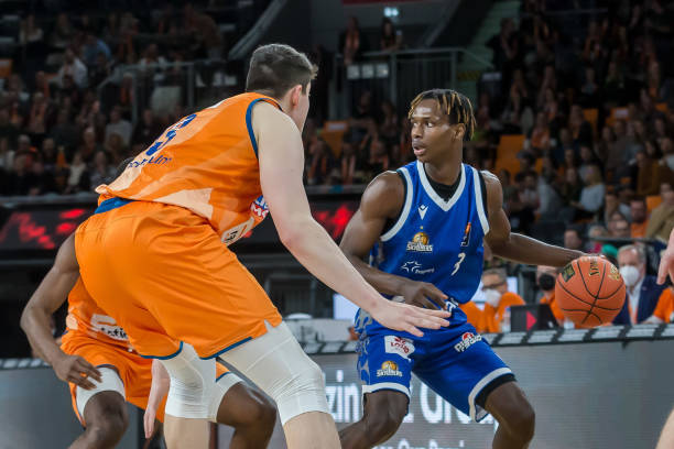 首战失利的 首战失利的