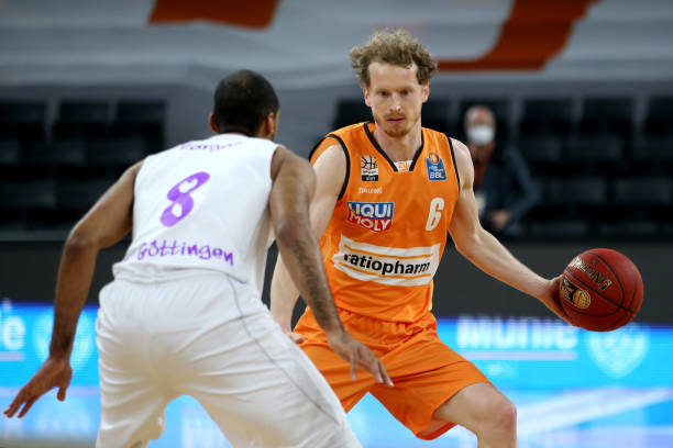 张伟与队友 张伟与队友